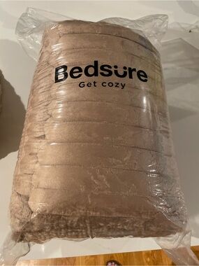 Queen Bedsure Blanket and 2 pillow shams New Brown